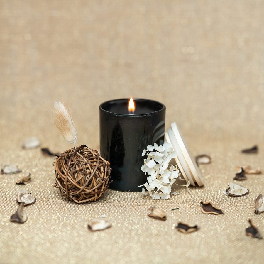 Black jar candle with wooden lid
