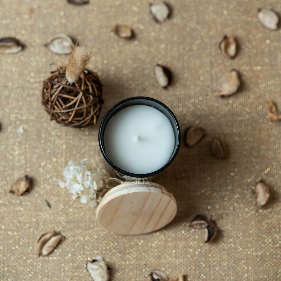 Black jar candle with wooden lid